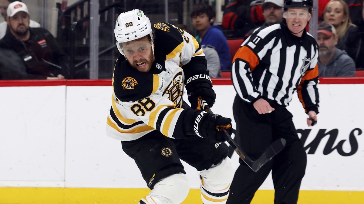 Pastrňák v bodování NHL atakuje elitní pětku